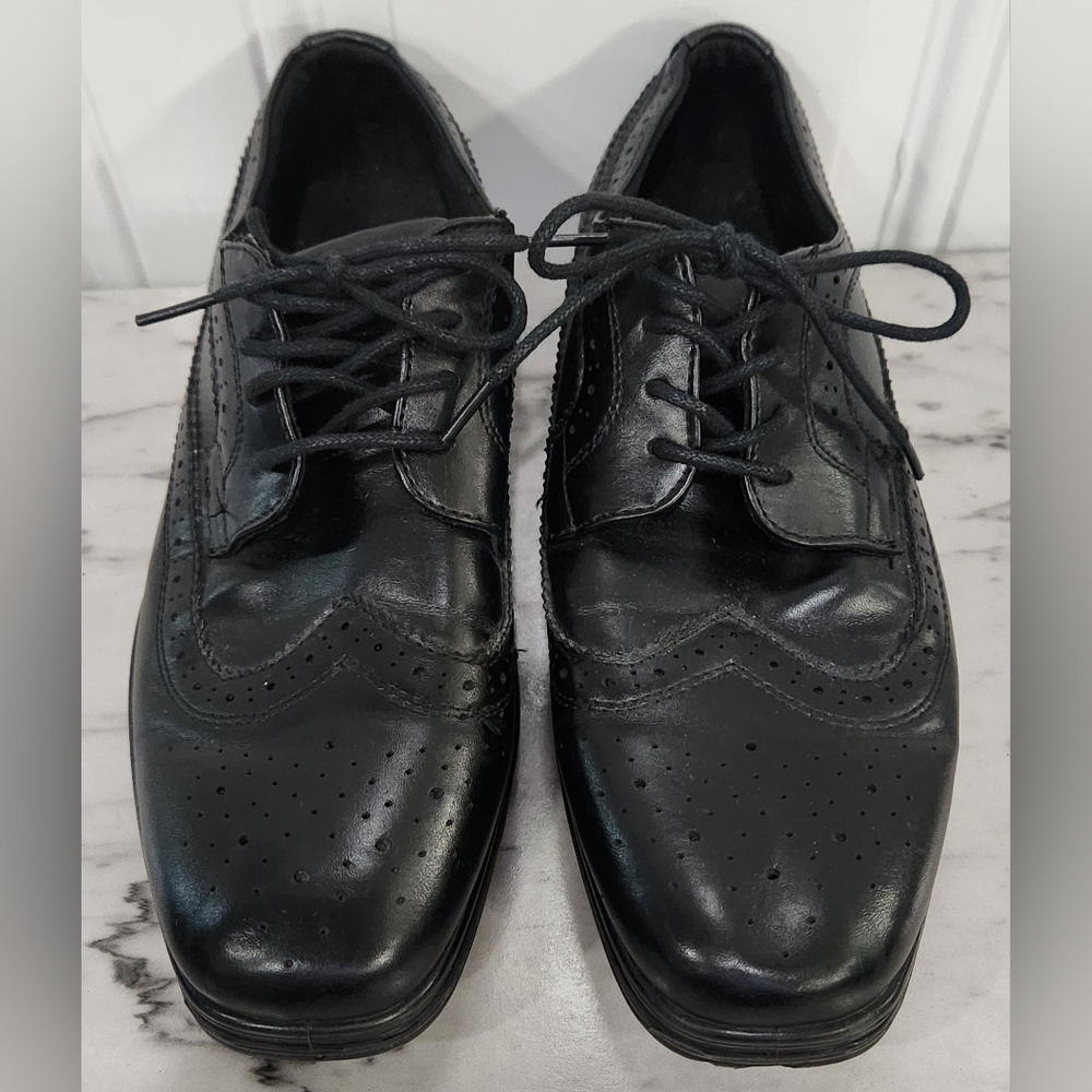 Deer Stags Ace wingtips kid's black dress shoes size 5w  LIKE NEW CONDIT…